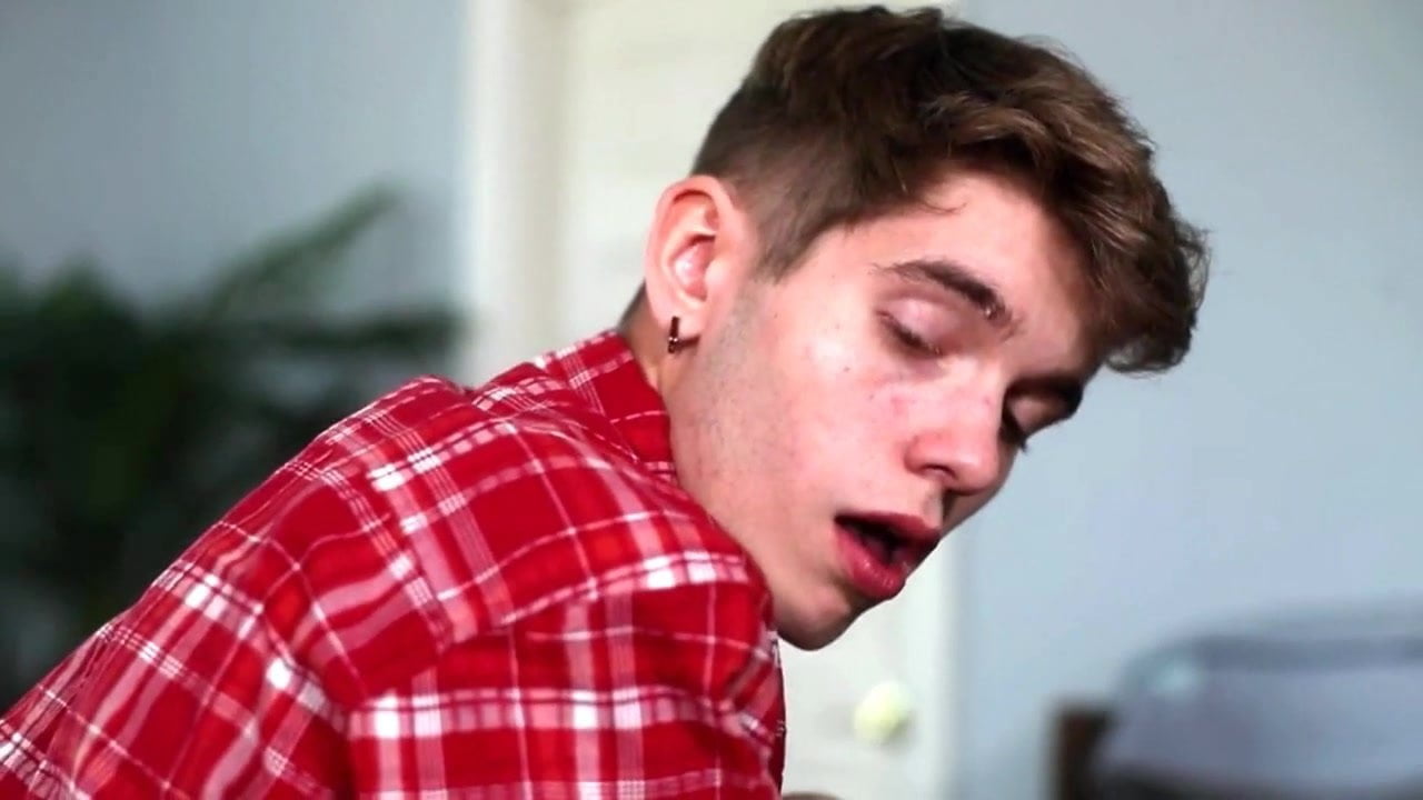 Twinks have bareback fun