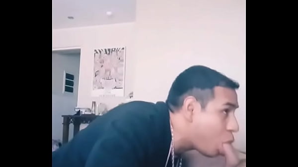 Albañil se queda haciendo tareas extras a jefe casado (hermosa mamada)