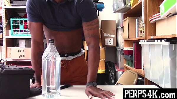 The Suspect Agrees to Suck the Gay Guard’s Meat in Exchange for His Freedom – Perps4k