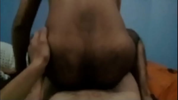 Chico con culo peludo aprendiendo amontarse