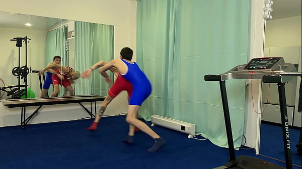 Cute twink wrestlers got horny during training and fucked right on the floor – finished in the guy’s mouth