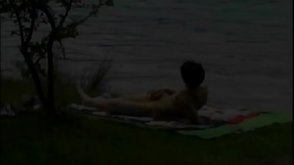 deux jeunes latinos de 22 an sbaisent bareback en secret